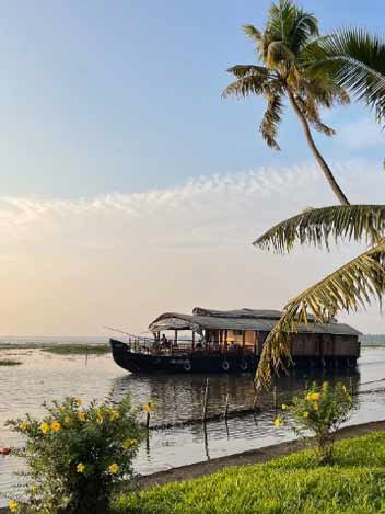 Alleppey houseboat cruise on Kerala backwaters